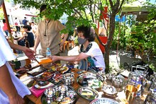 物販スペースでレトルトカレーを販売するU-zhaan。