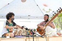 BONUS TRACKでのライブの様子。左からU-zhaan、石濱匡雄。