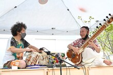 BONUS TRACKでのライブの様子。左からU-zhaan、石濱匡雄。