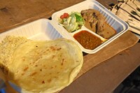 パロタを中心とした石濱匡雄特製のベンガル料理プレート。