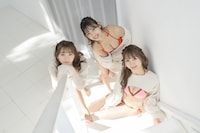 左から塩川莉世、沖口優奈、安藤笑。