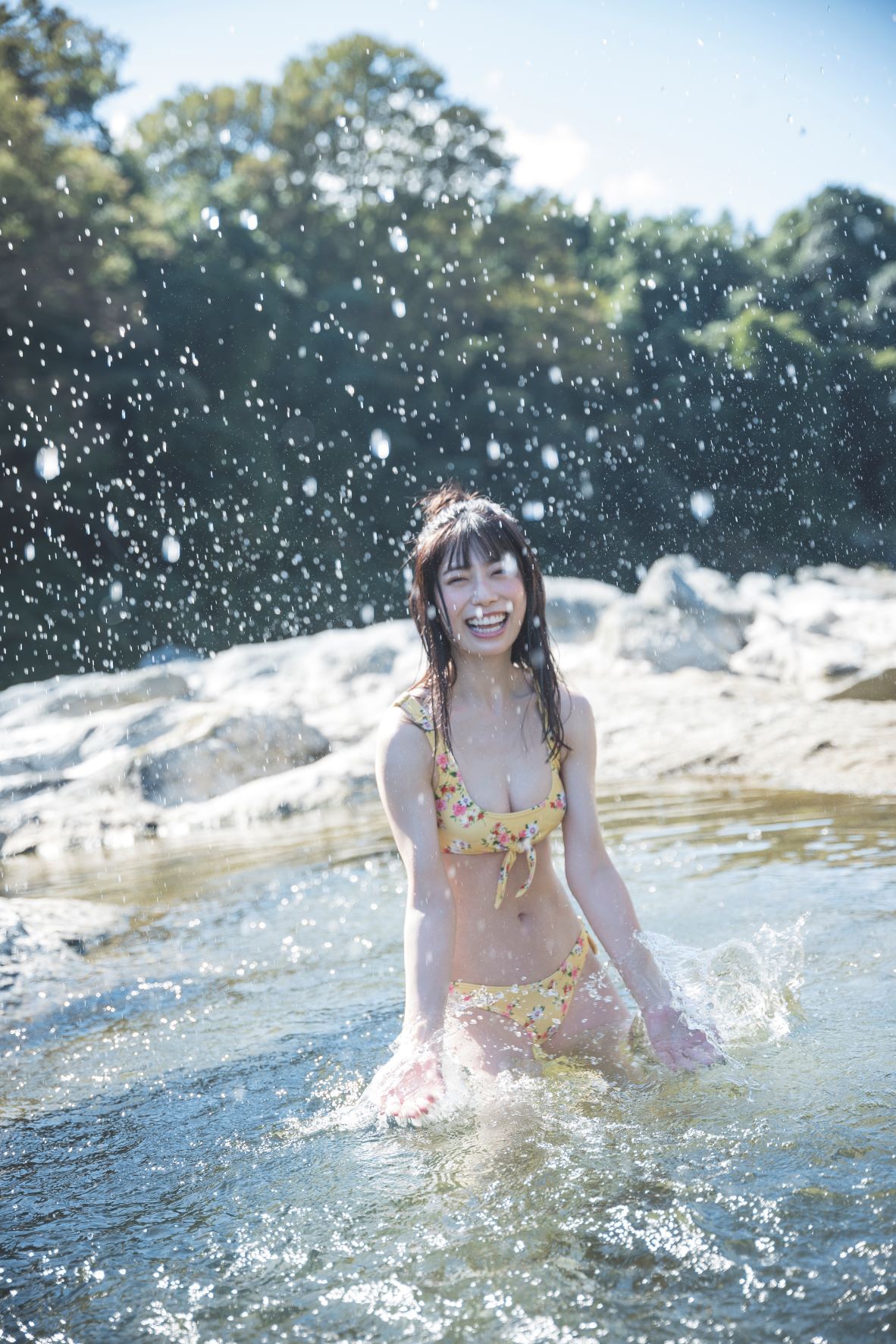 人気画像2位は「日向坂46・東村芽依、1st写真集で初の水着撮影『水浴びをしているようで楽しかったです』」より、日向坂46東村芽依「見つけた」先行カット。 (c)藤本和典 / 白夜書房