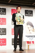 お気に入りの写真を紹介する長谷川慎。