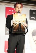 お気に入りの写真を紹介する長谷川慎。