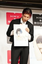 お気に入りの写真を紹介する長谷川慎。