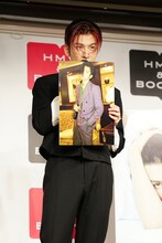 お気に入りの写真を紹介する長谷川慎。