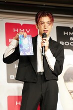 ZINEを紹介する長谷川慎。