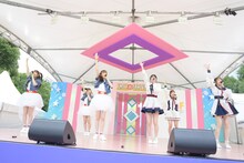 “タスクアイドル”によるライブの様子。