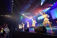 ukkaによるライブの様子。