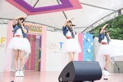 Task have Funの楽曲をカバーする籾山ひめり、阿部菜々実、大森莉緒。
