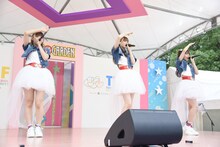 Task have Funの楽曲をカバーする籾山ひめり、阿部菜々実、大森莉緒。