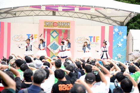 “タスクアイドル”によるライブの様子。