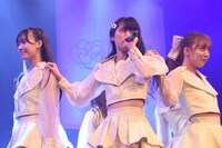 ukkaによるライブの様子。