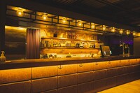 YOKOHAMA COAST garage+のドリンクカウンター。