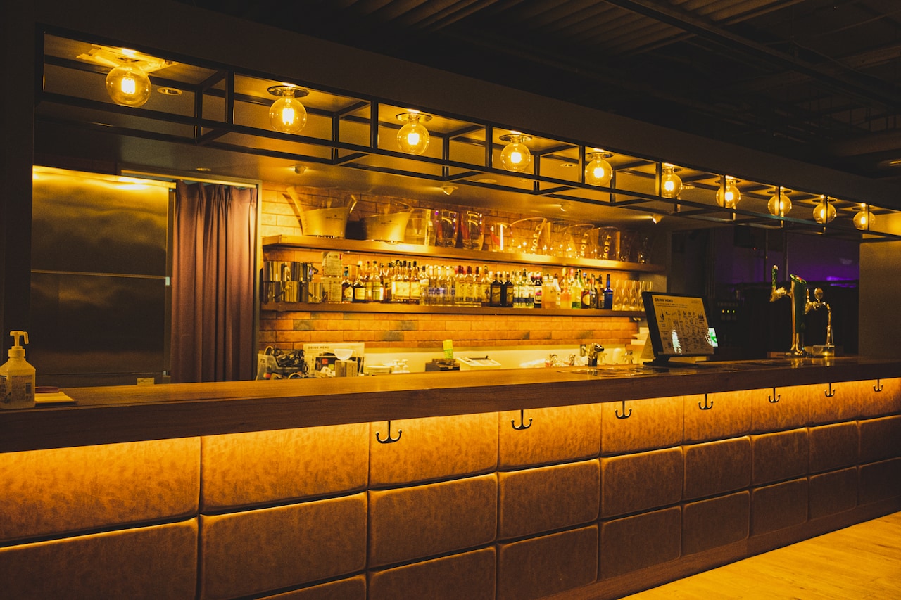 YOKOHAMA COAST garage+のドリンクカウンター。