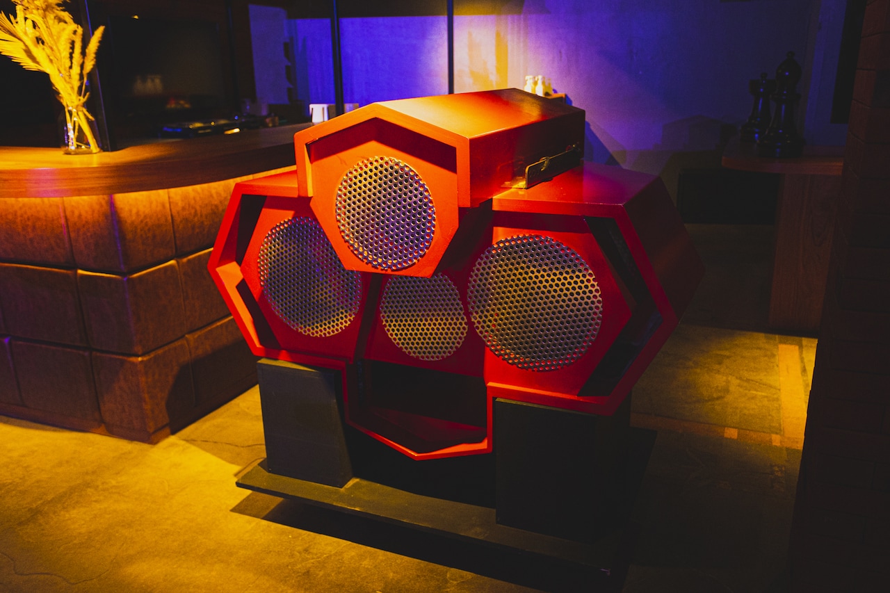 館内にはSTUDIO COASTのシンボルのようになっていたオクタゴンスピーカーが展示されている。