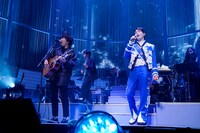 左から秦基博、ONEW。（撮影：上飯坂一）