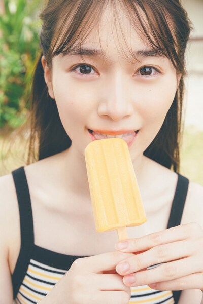 守屋麗奈「笑顔のグー、チョキ、パー」封入ポストカードに使用されるカット。（撮影：東京祐）