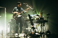 左から佐藤征史（B）、野崎泰弘（Key）。（Photo by Ryo Mitamura）