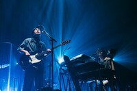 左から佐藤征史（B）、野崎泰弘（Key）。（Photo by Ryo Mitamura）