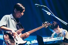 左から佐藤征史（B）、野崎泰弘（Key）。（Photo by Ryo Mitamura）