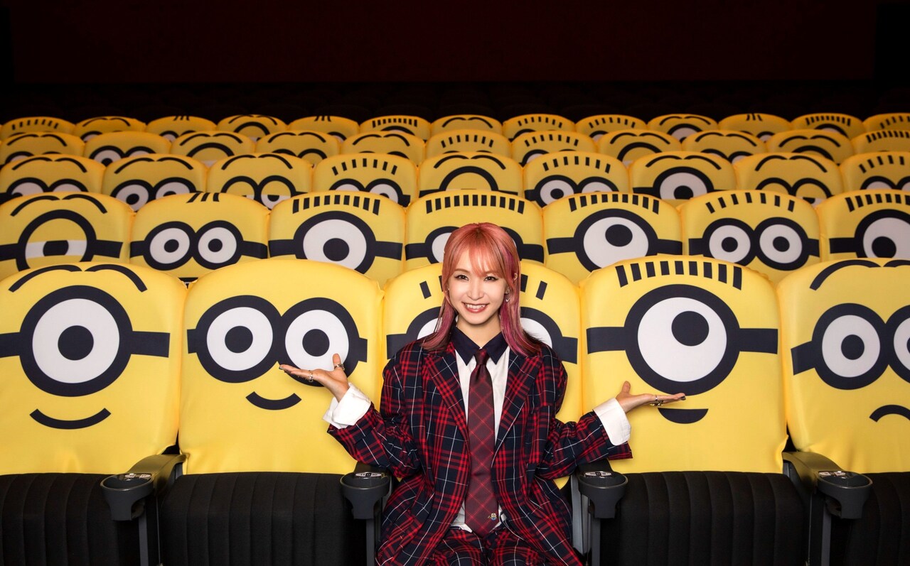 LiSA、大阪ミニオンズシアターのオープンを祝した舞台挨拶に登場