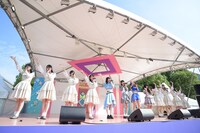 広島ゆかりのゲストとともに、平和を願うメッセージソング「花は誰のもの？」を歌うSTU48 瀬戸内PR部隊。