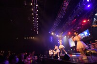 客席にウェーブを起こす超ときめき♡宣伝部。