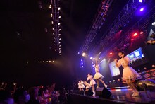 客席にウェーブを起こす超ときめき♡宣伝部。