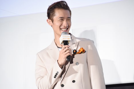 笑顔の岩本照（Snow Man）。