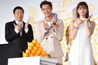 “モエカレポーズ”を見せる村上正典監督（左）、Snow Man・岩本照（中央）、生見愛瑠（右）。