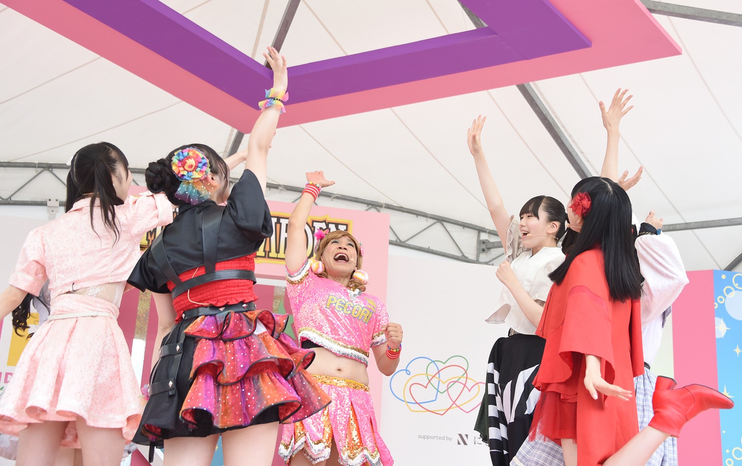 円陣を組んで気合いを入れるゴリエチアダンス部。