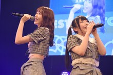 左から≠MEの川中子奈月心、櫻井もも。