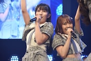 左から≠MEの河口夏音、落合希来里。