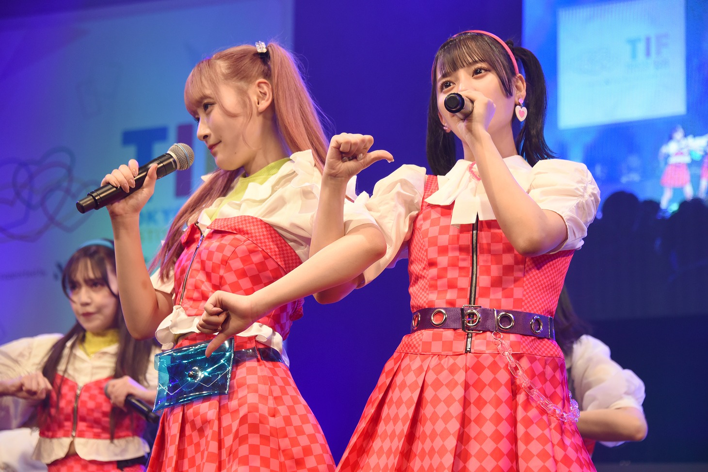 左から＝LOVEの齋藤樹愛羅、齊藤なぎさ。