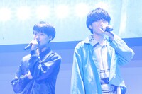 「Cosmic岬」を歌う志賀李玖と冨田侑暉。（撮影：笹森健一）