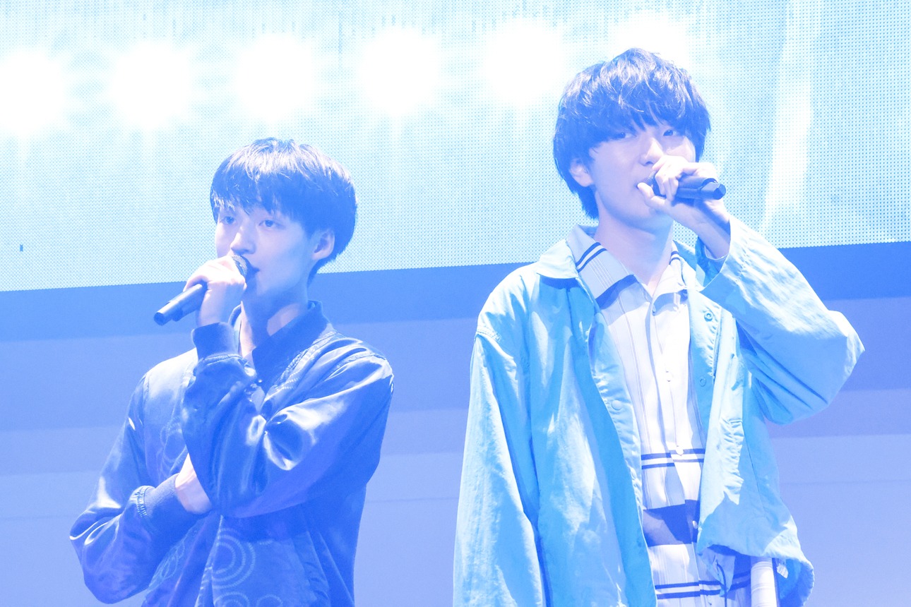 「Cosmic岬」を歌う志賀李玖と冨田侑暉。（撮影：笹森健一）