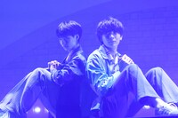 「Cosmic岬」を歌う志賀李玖と冨田侑暉。（撮影：笹森健一）