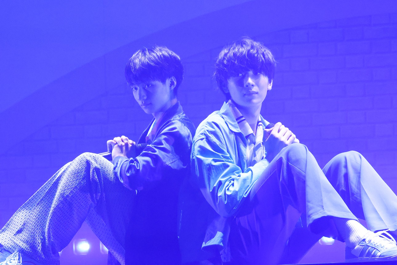 「Cosmic岬」を歌う志賀李玖と冨田侑暉。（撮影：笹森健一）
