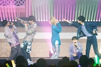 「Hug Hug Hug 」のコラボパフォーマンスを披露するさくらしめじとEBiDAN NEXT。（撮影：笹森健一）
