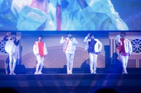 後半のカバーメドレーの様子。（撮影：笹森健一）