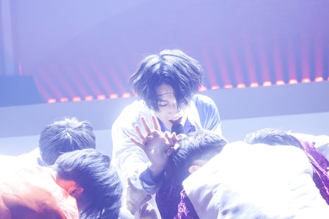 「The End For Beginning」のパフォーマンスの様子。（撮影：笹森健一）