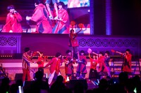 前半のカバーメドレーの様子。（撮影：笹森健一）