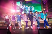 「Hug Hug Hug 」のコラボパフォーマンスを披露するさくらしめじとEBiDAN NEXT。（撮影：笹森健一）