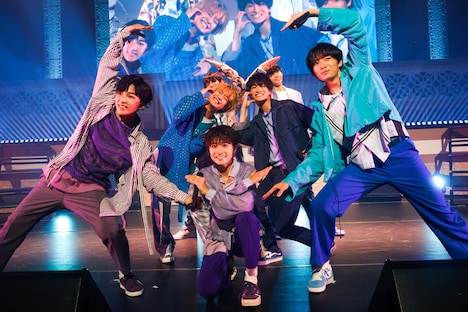 「Hug Hug Hug 」のコラボパフォーマンスを披露するさくらしめじとEBiDAN NEXT。（撮影：笹森健一）