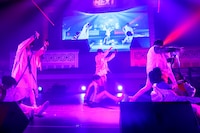 「The End For Beginning」のパフォーマンスの様子。（撮影：笹森健一）