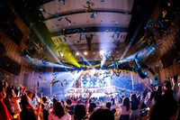 「にゃんこドドンコどどんこニャンコ」のパフォーマンスの様子。（撮影：笹森健一）