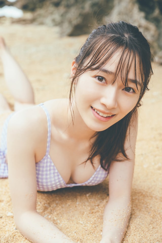 守屋麗奈「笑顔のグー、チョキ、パー」HMV&BOOKS SHIBUYA限定特典のポスターに使用されるカット。（撮影：東京祐）