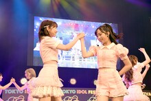 左からAKB48の柏木由紀、小栗有以。