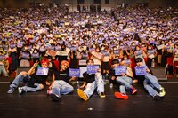 FIXと記念撮影するCIX。